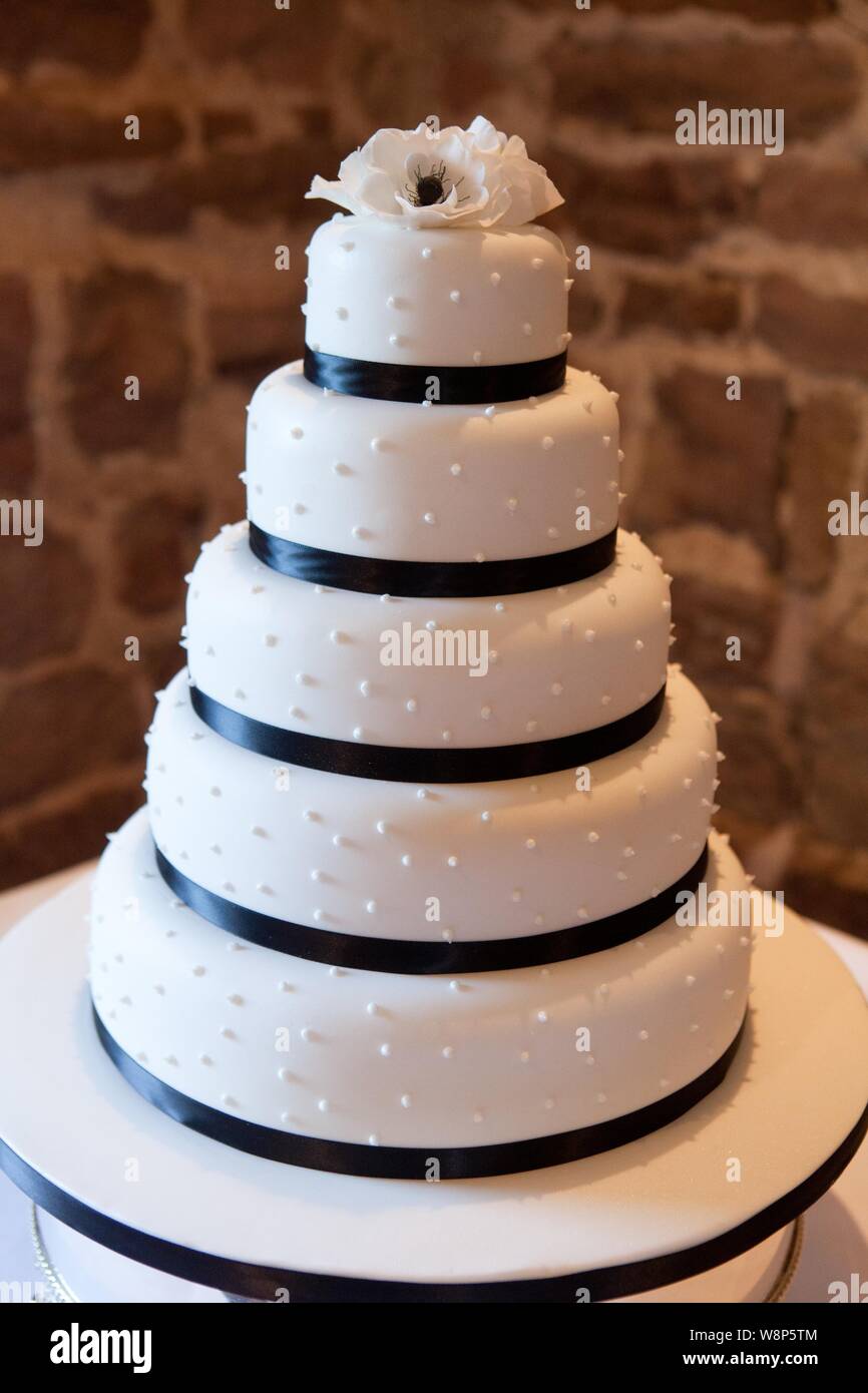 Black and white wedding cake hi-res stock photography and images - Alamy