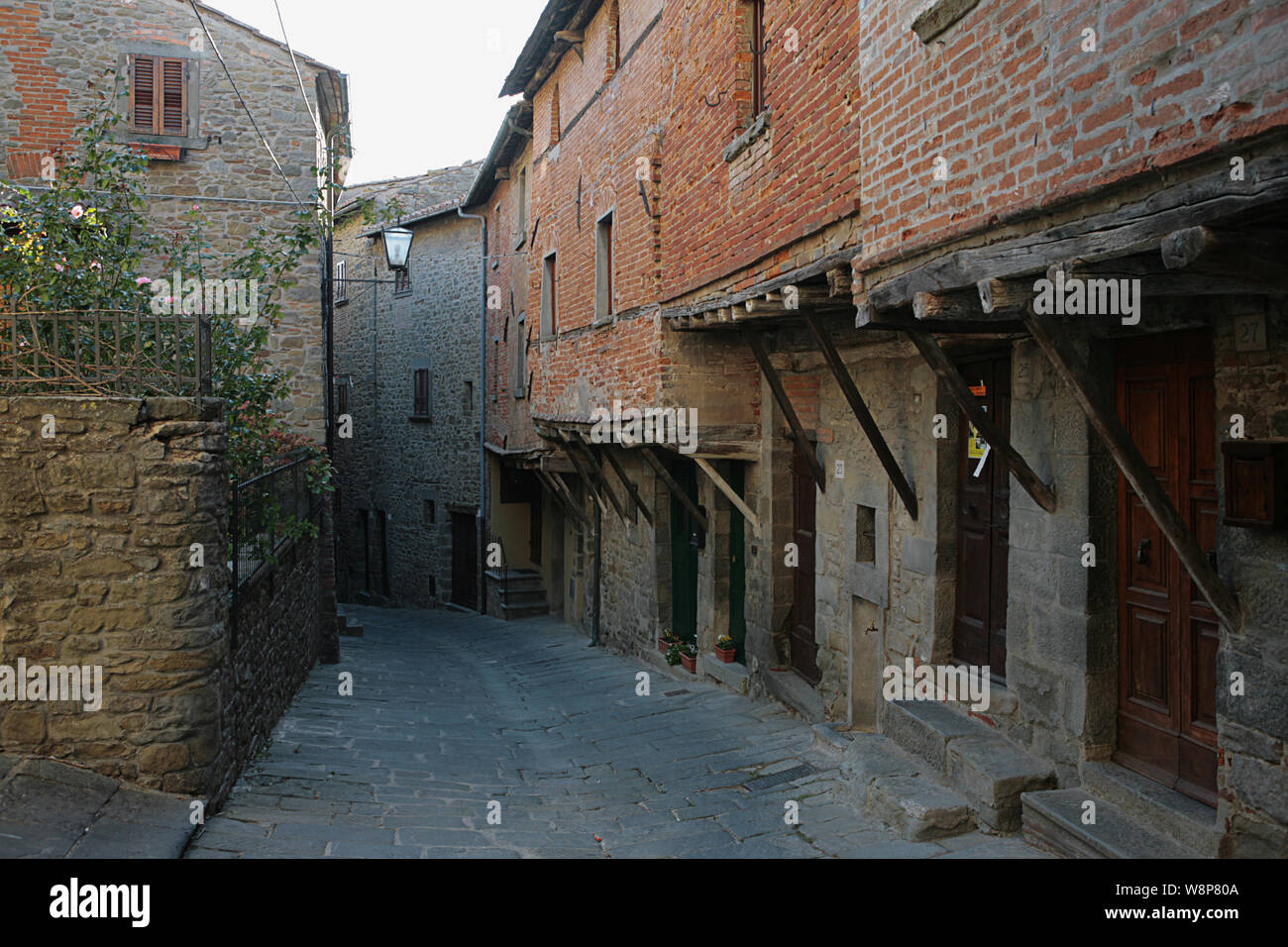 Vicolo Iannelli, Cortona, Arezzo, Tuscany, Italy: stone and brick medieval jettied houses, the oldest in Cortona Stock Photo