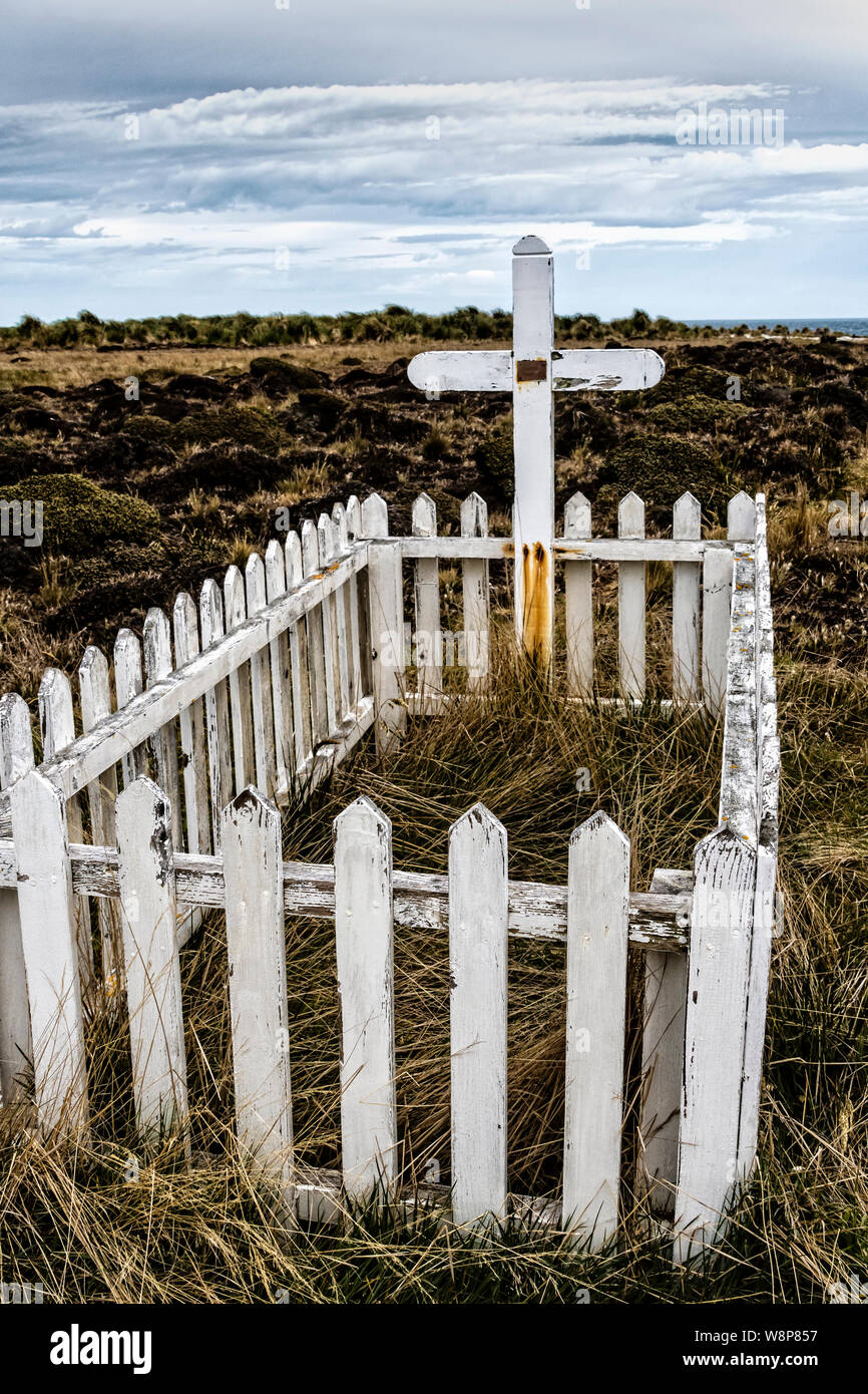 Picket fence and cross at grave of Frenchman Alexander Dugas who committed suicide in 1929, Sea Lion Island, in the Falkland Islands, South Atlantic Stock Photo