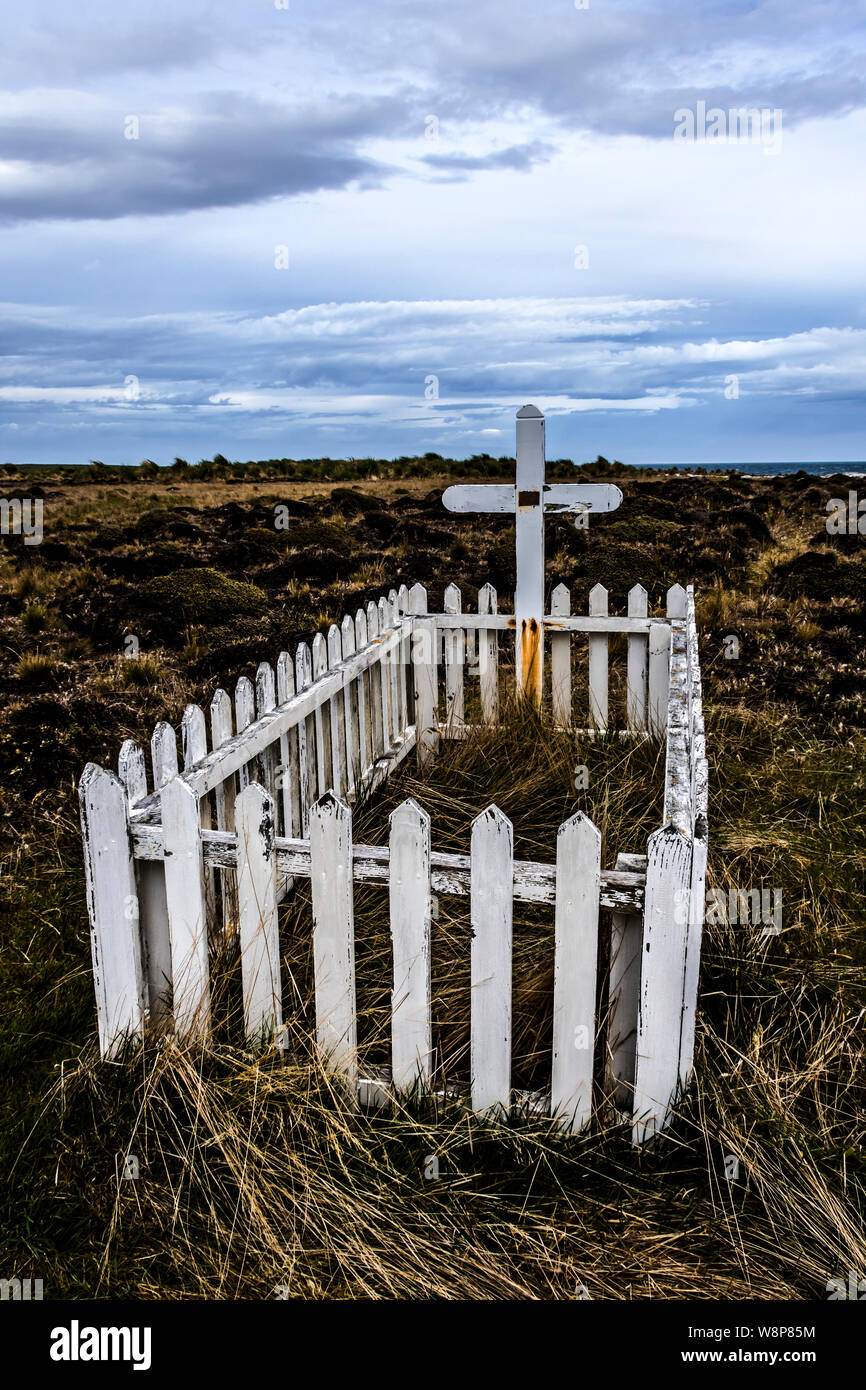 View of picket fence and cross at grave of Frenchman Alexander Dugas who committed suicide in 1929, Sea Lion Island, in the Falkland Islands Stock Photo