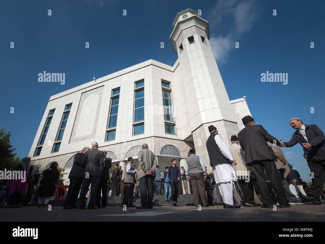Baitul Futuh Mosque, Morden, London, UK. 2nd October 2015.  Morden's Baitul Futuh Mosque, opened it's doors to thousands of Muslim faithful for Friday Stock Photo
