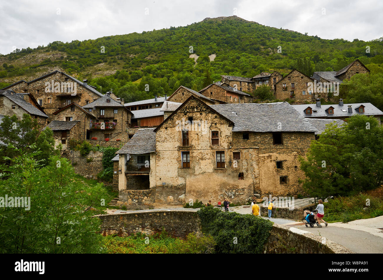 Overview of Durro town, with its traditional architecture of slate roofs stone houses (Bohí valley, Alta Ribagorza, Lleida, Pyrenees, Cataluña, Spain) Stock Photo