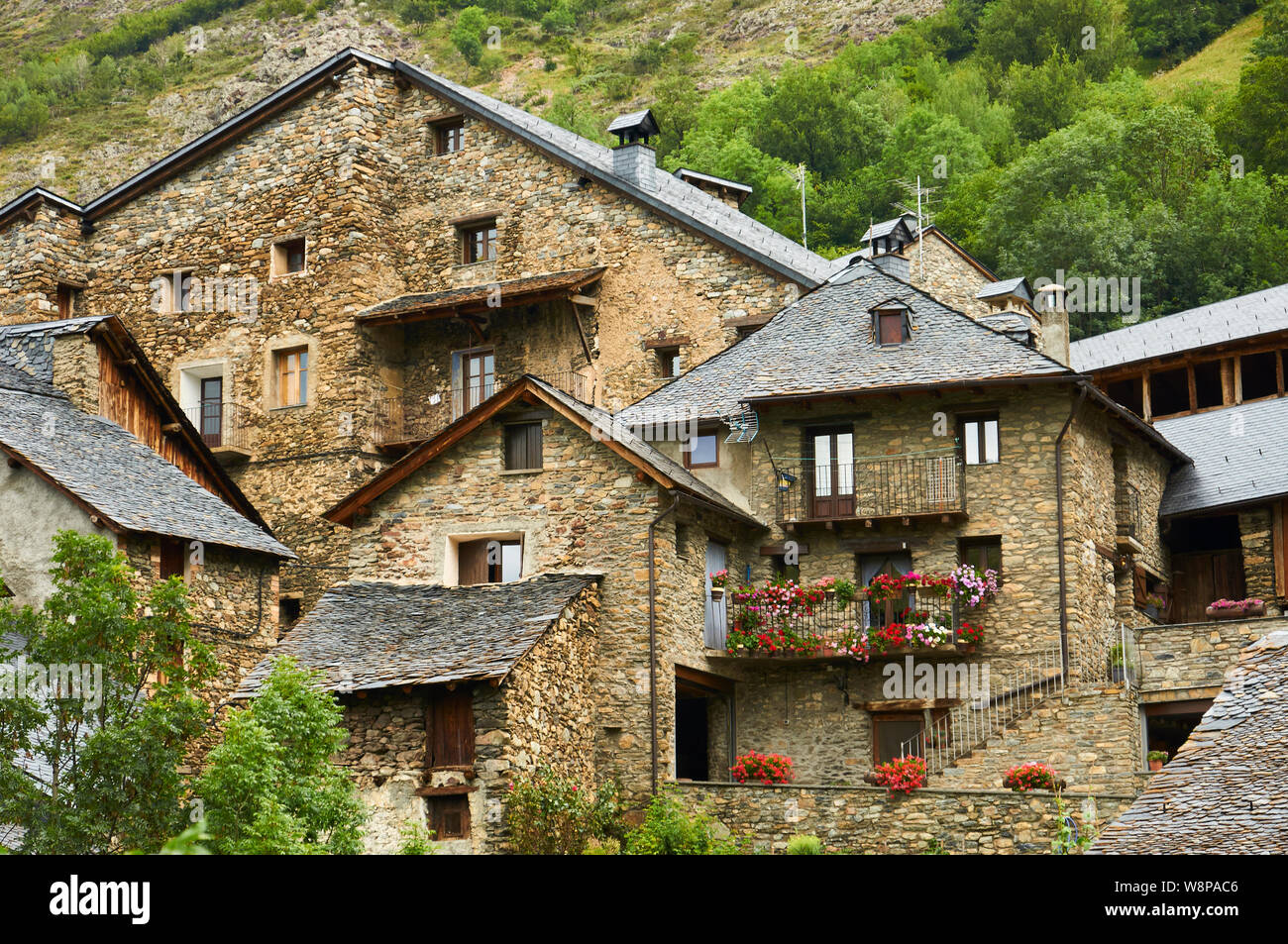 Overview of Durro town, with its traditional architecture of slate roofs stone houses (Bohí valley, Alta Ribagorza, Lleida, Pyrenees, Cataluña, Spain) Stock Photo