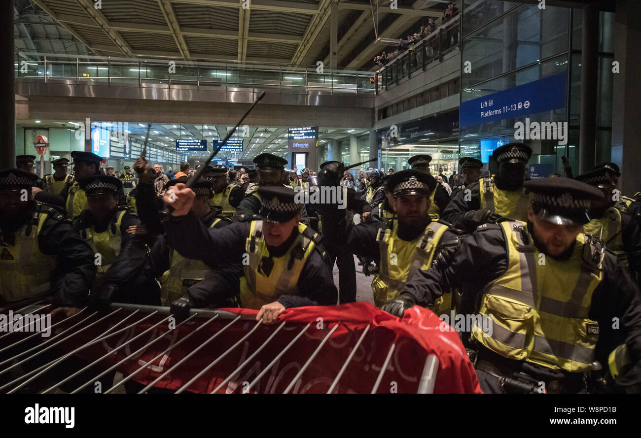 London, UK. 24th October, 2015. Up to 150 protesters took part in a demonstration at St Pancras railway station in response to the plight of immigrant Stock Photo