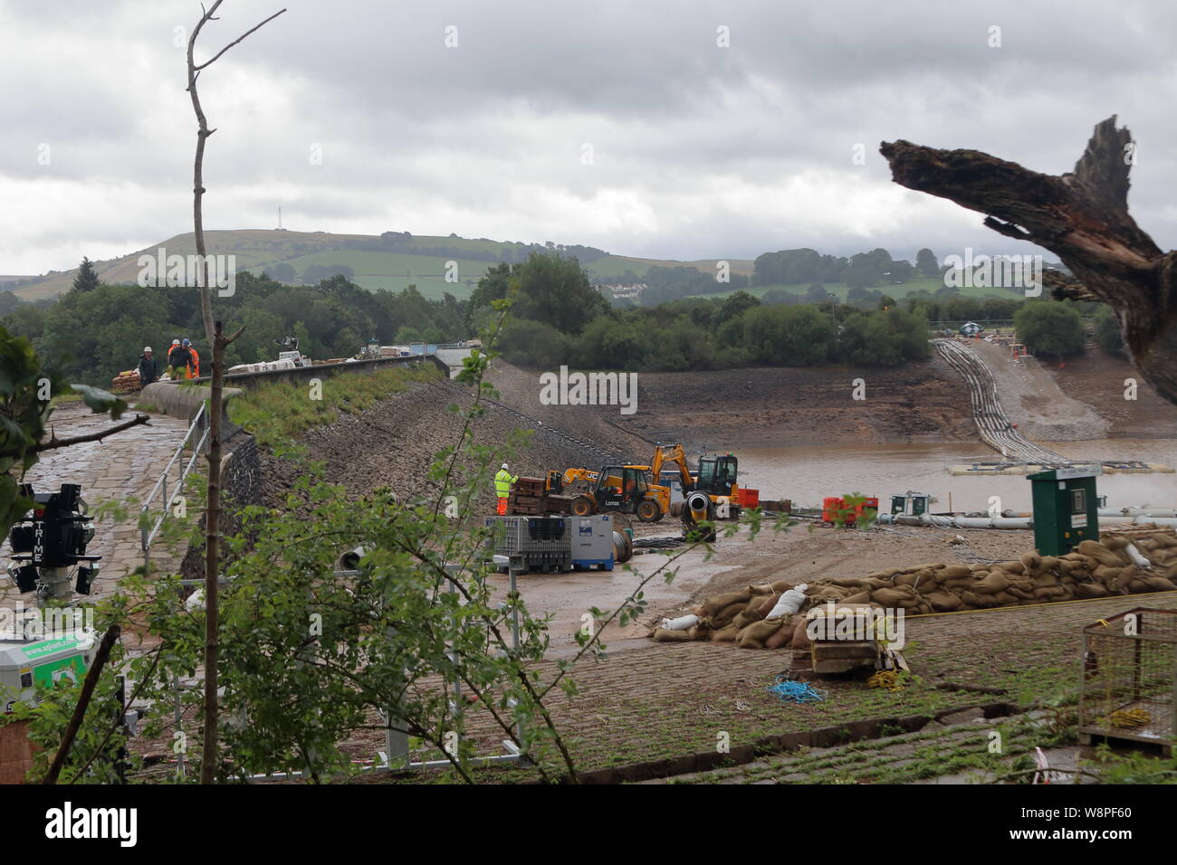 Toddbrook reservoir with a much reduced water level following the pumping out to prevent the dam wall from collapsing and flooding Whaley bridge Stock Photo