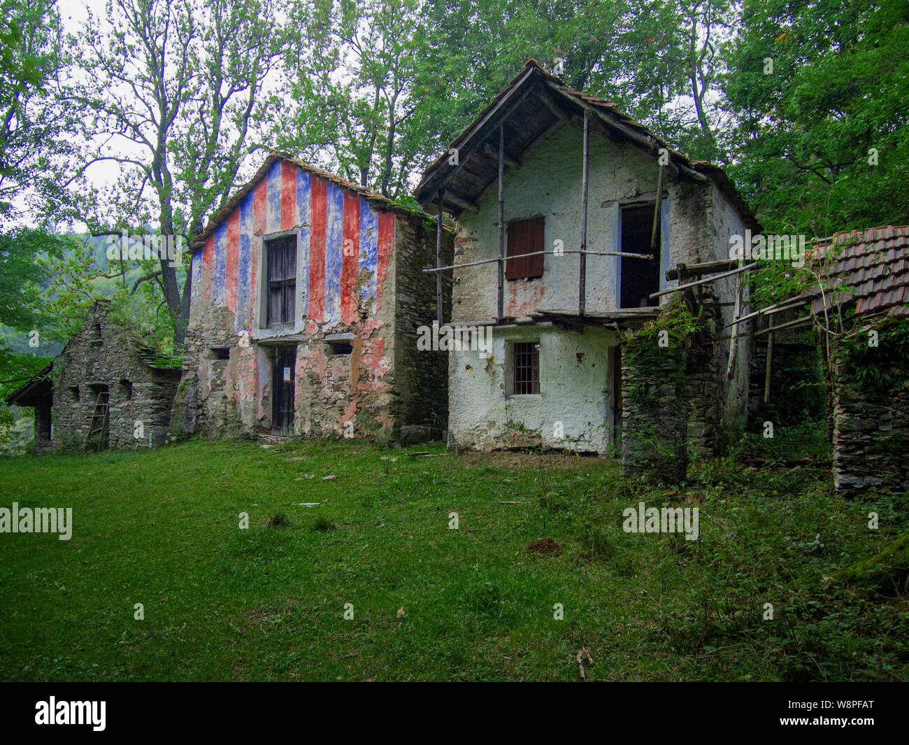 Crumbling house hires stock photography and images Alamy