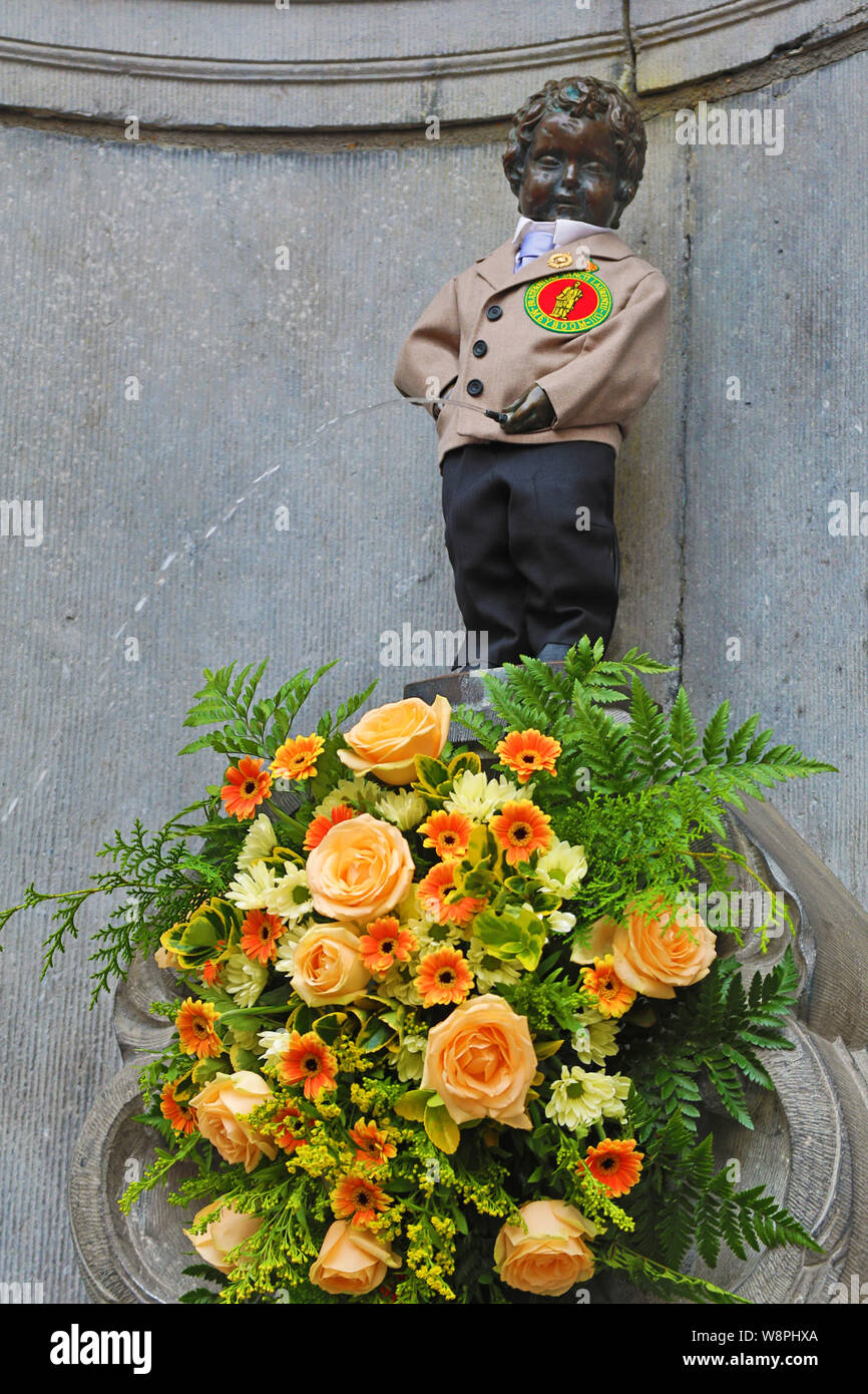 Manneken Pis, statue of a boy peeing into a fountain wearing a costume