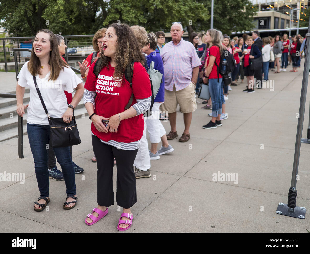 Des Moines, Iowa, USA. 10th Aug, 2019. People wait in line to get into the Presidential Gun Sense Forum. Several thousand people from as far away as Milwaukee, WI, and Chicago, came to Des Moines Saturday for the Presidential Gun Sense Forum. Most of the Democratic candidates for president attended the event, which was organized by Moms Demand Action, Every Town for Gun Safety, and Students Demand Action. Credit: Jack Kurtz/ZUMA Wire/Alamy Live News Stock Photo