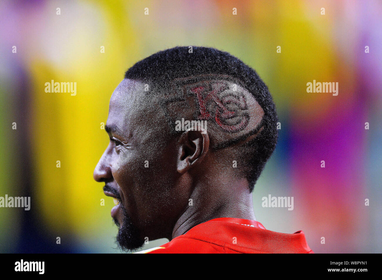 Kansas City, Missouri, USA. 10th August, 2019. A member of the Kansas City sideline cheer squad sports a haircut with a Chiefs logo during the NFL Football Game between the Cincinnati Bengals and the Kansas City Chiefs at Arrowhead Stadium in Kansas City, Missouri. Kendall Shaw/CSM Credit: Cal Sport Media/Alamy Live News Stock Photo