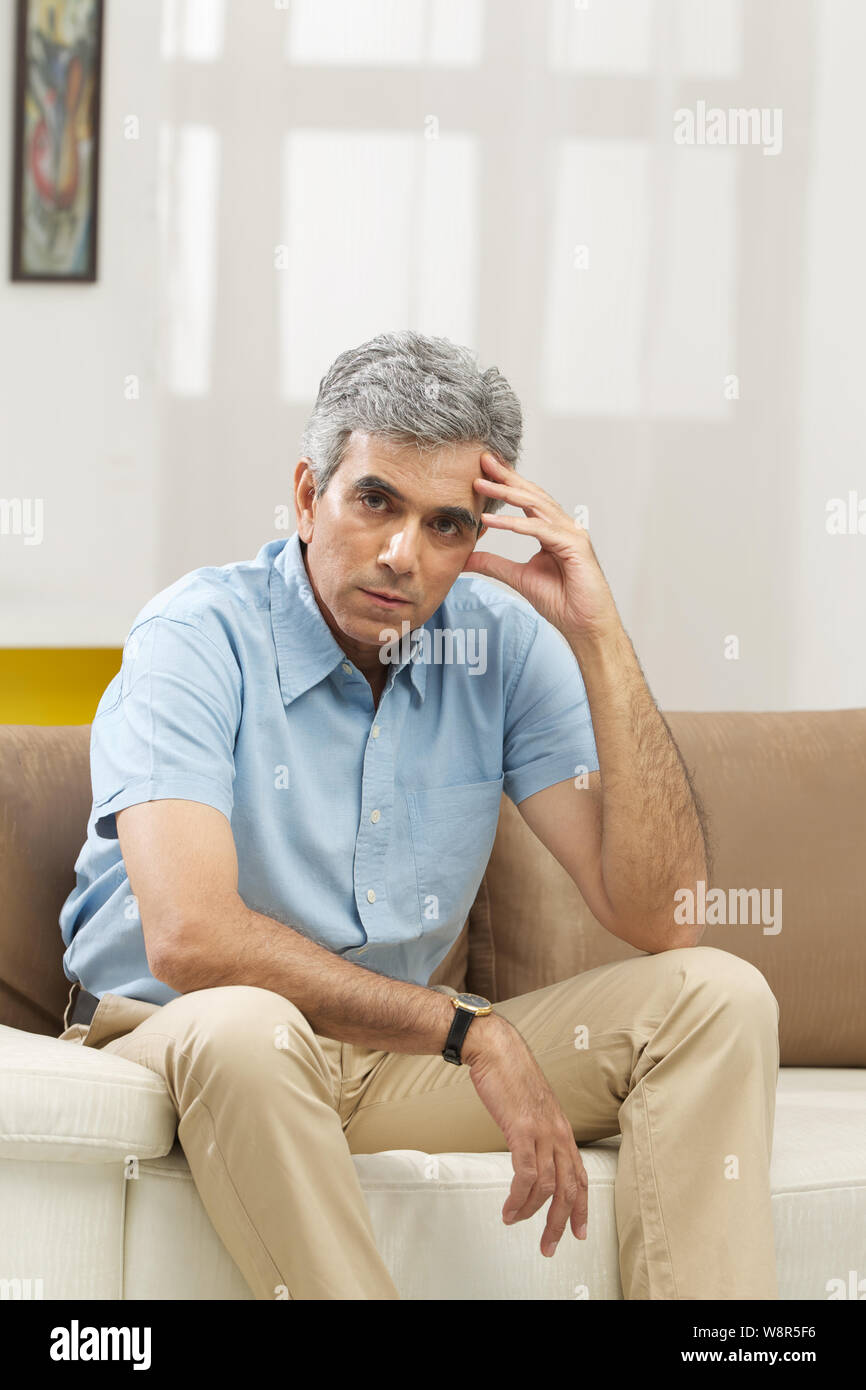 Senior man suffering from headache Stock Photo - Alamy