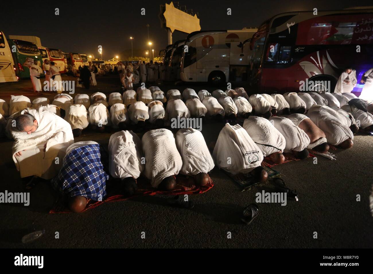Mecca Mecca Saudi Arabia 10th Aug 2019 Palestinian Piligrims Gather Near Their Tents During A Rainy And Windy Weather Weather As They Take Part In One Of The Hajj Rituals Southeast Of