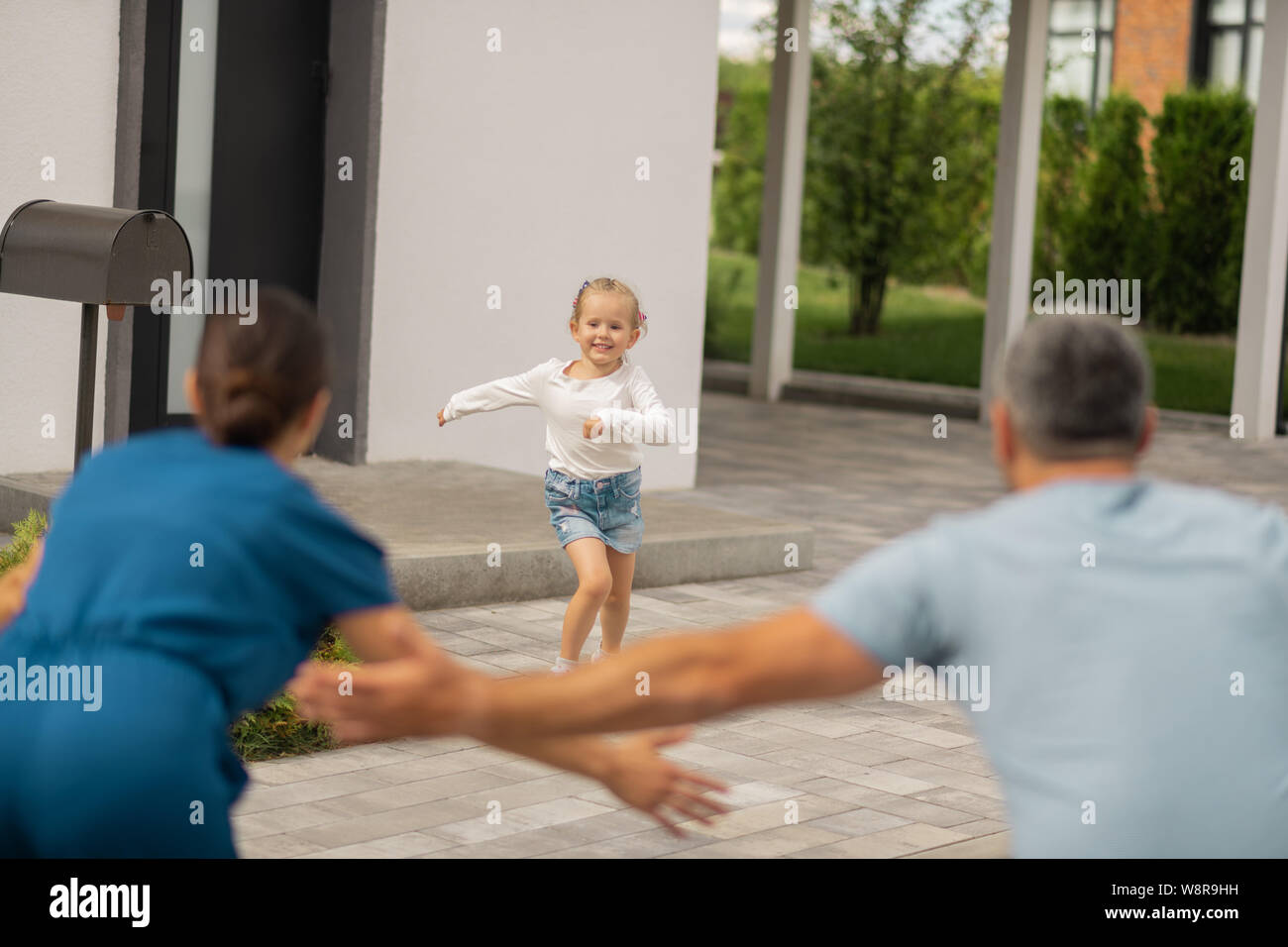бежали женщины и дети. девочка бежит к маме. девочка бежит навстречу маме. бежали женщины и дети. дети гуляют.