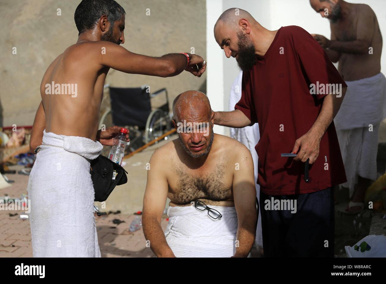 Mecca, Mecca, Saudi Arabia. 11th Aug, 2019. A Muslim pilgrim has his head  shaved after casting seven stones at a pillar that symbolizes Satan, in Mina  near the holy city of Mecca,, image size:1300x956