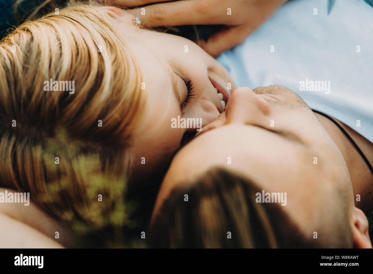 Приласкал девочку. Приласкал девочку. Ее сонные глаза. Приласкал девочку. Приласкал девочку.