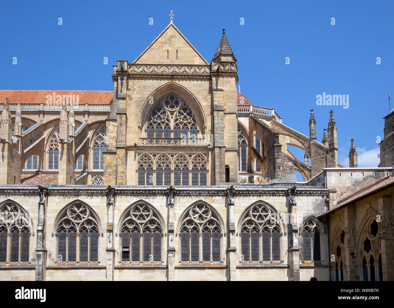 The exterior Southern part of the cathedral of Bayonne seen from the cloister (France). Partie extérieure Sud de la cathédrale de Bayonne. Stock Photo