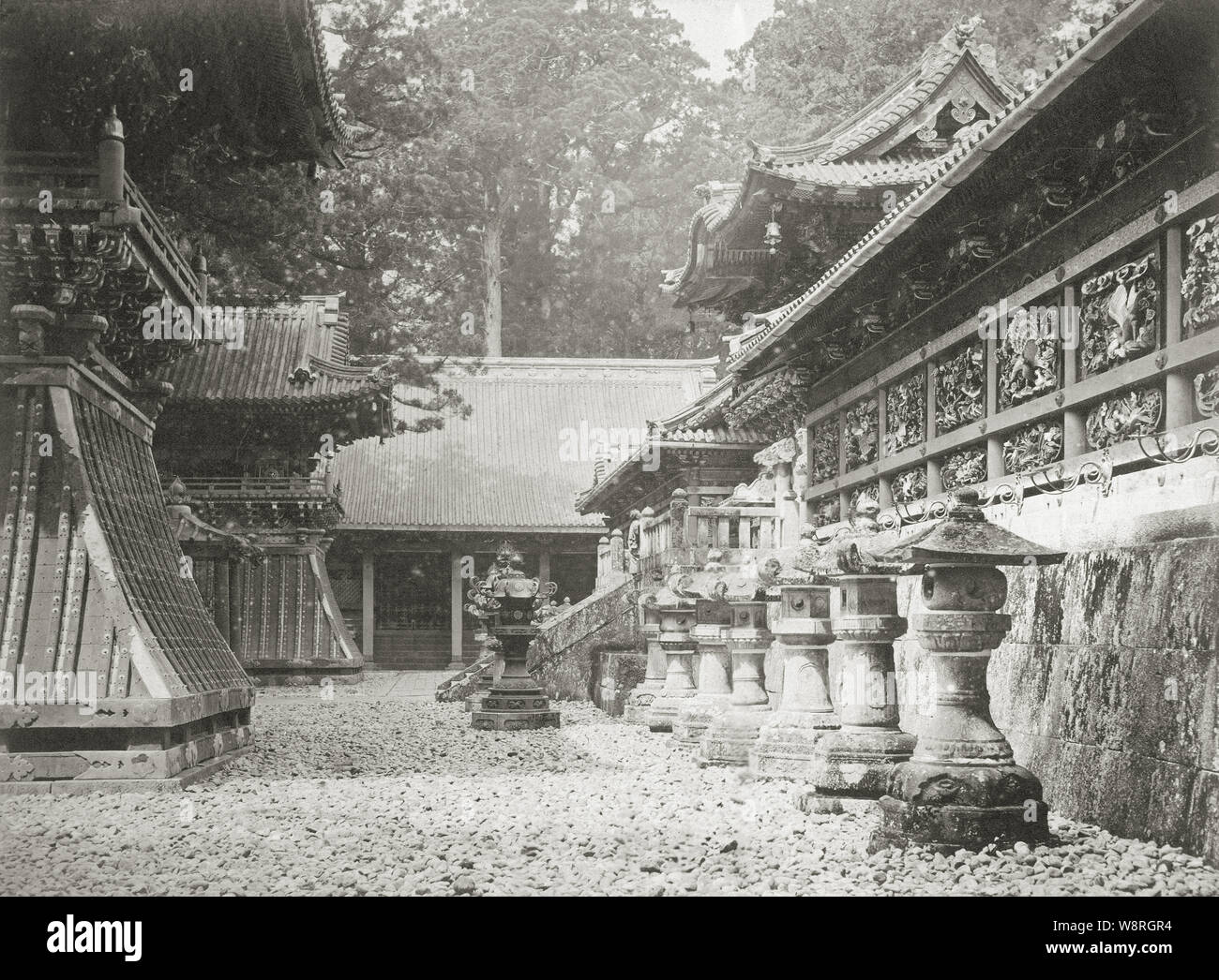 [ 1880s Japan Yomeimon Gate at Nikko ] — Yomeimon Gate in Nikko