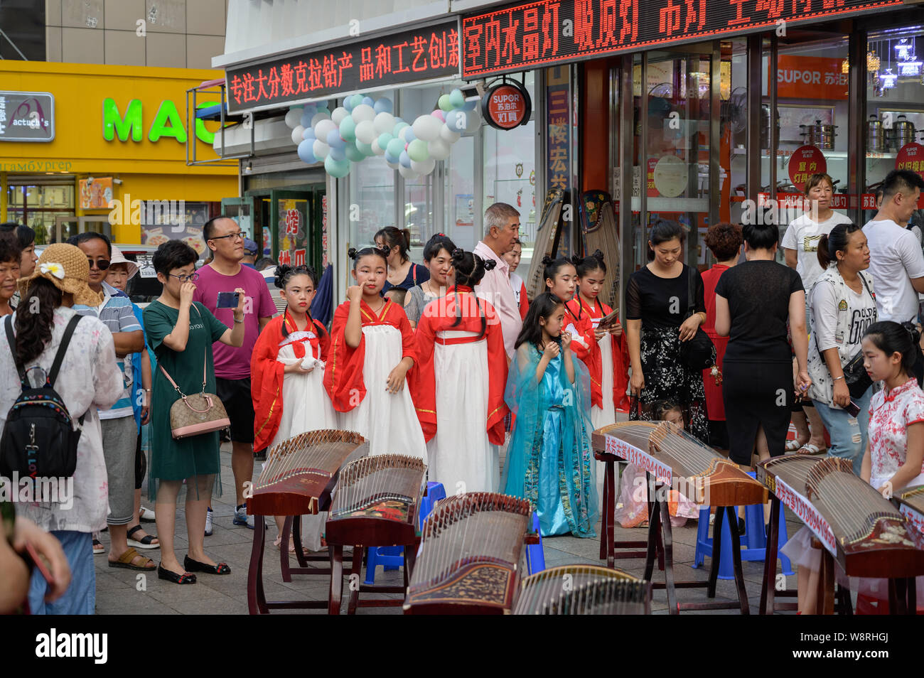 Mishan China July 28 19 Children Dressed In The Chinese Traditional Costume Plays Chinese Musical Instrument Gu Zheng Stock Photo Alamy Mishan China July 28 19 Children Dressed In The Chinese Traditional Costume Plays Chinese Musical Instrument Gu Zheng Stock Photo Alamy