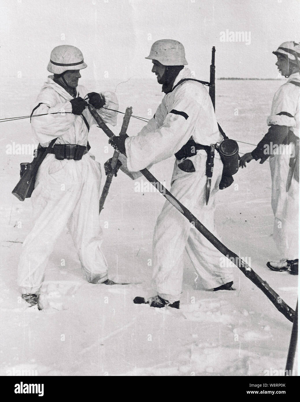 WW2 German soldier in winter camouflage (Russia?) WW2 German soldier in winter camouflage (Russia?)