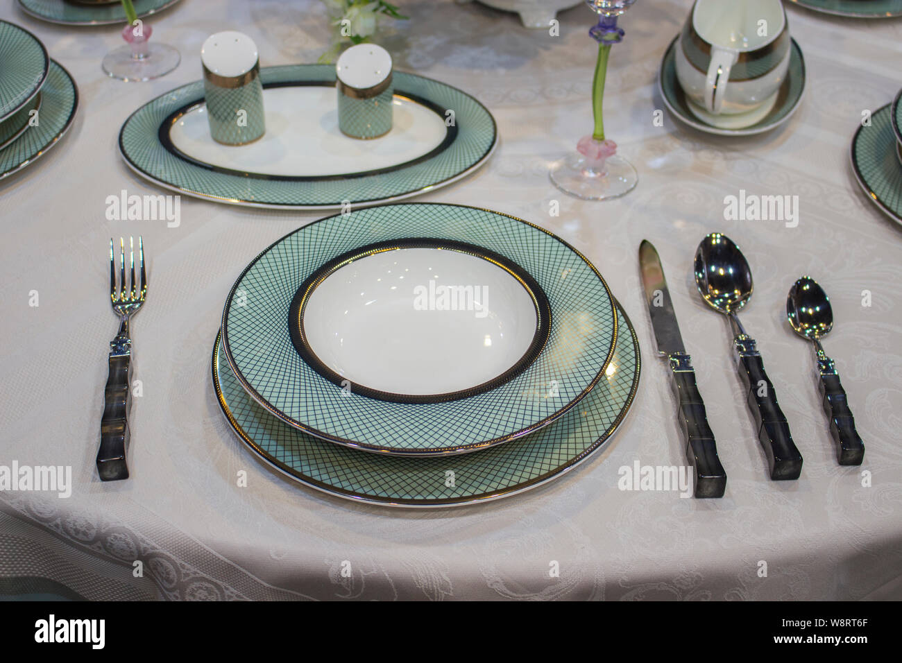 salt pepper table set