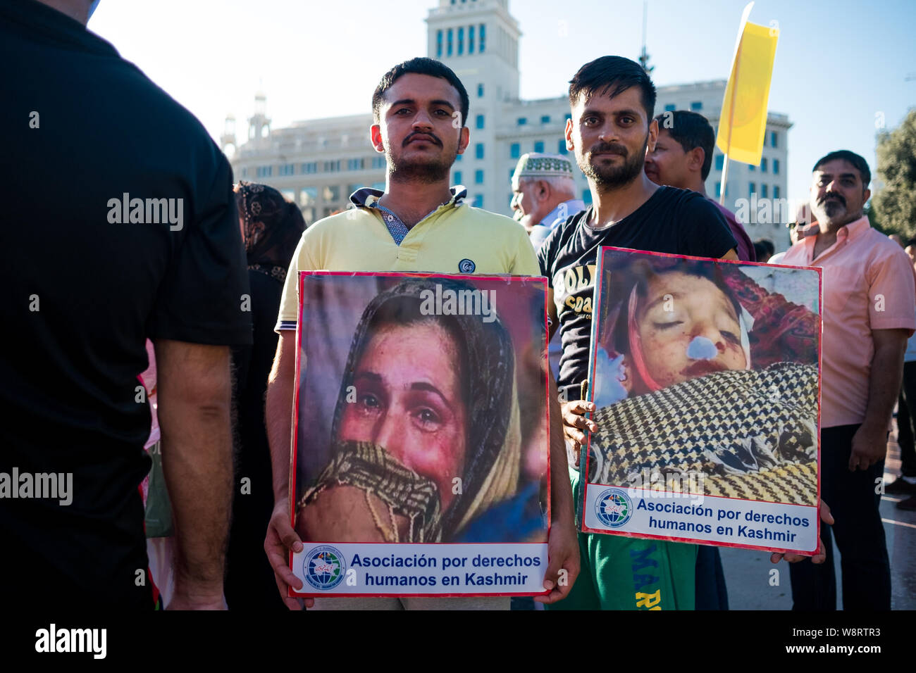 Barcelona, Spain - 10 august 2019: Kashmir and pakistani nationals denounce human rights abuse and demonstrate against indian government  revoke of au Stock Photo