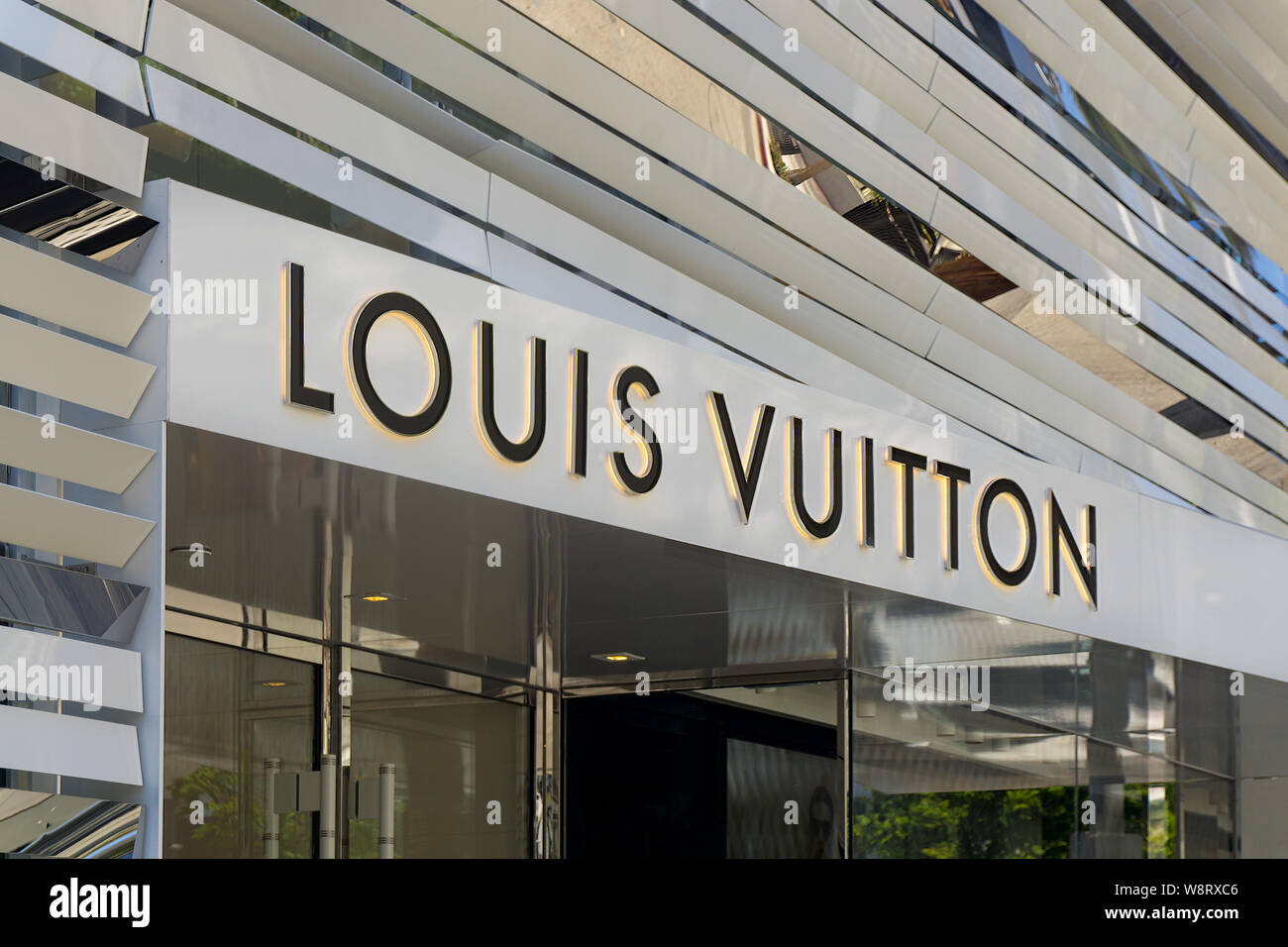 Beverly Hills, California: LOUIS VUITTON fashion store on Rodeo Drive,  Beverly Hills Stock Photo - Alamy