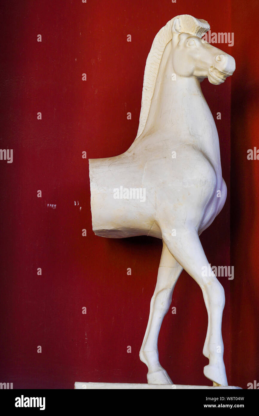 Statue horse legs hires stock photography and images Alamy