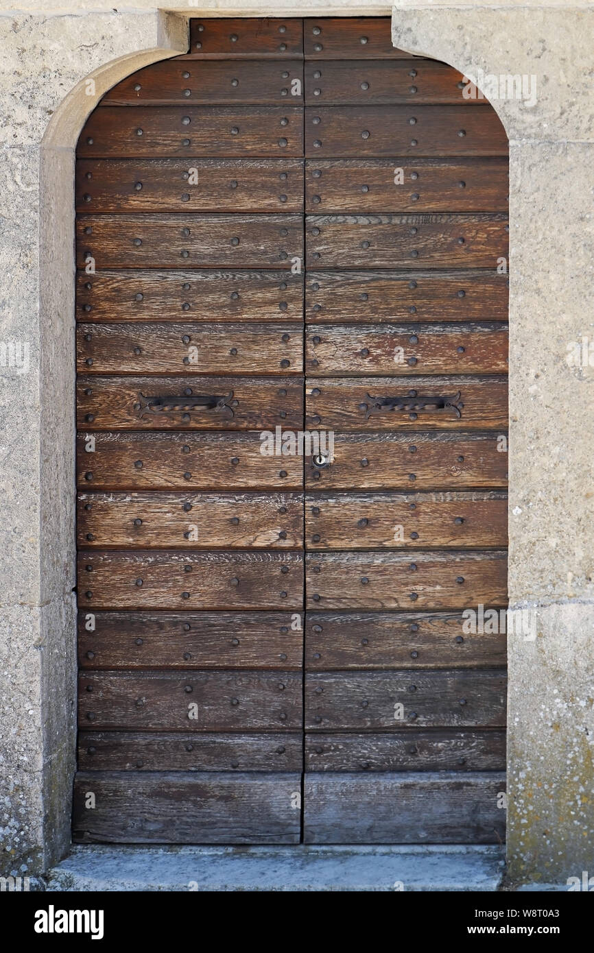Old closed wooden door hi-res stock photography and images - Alamy