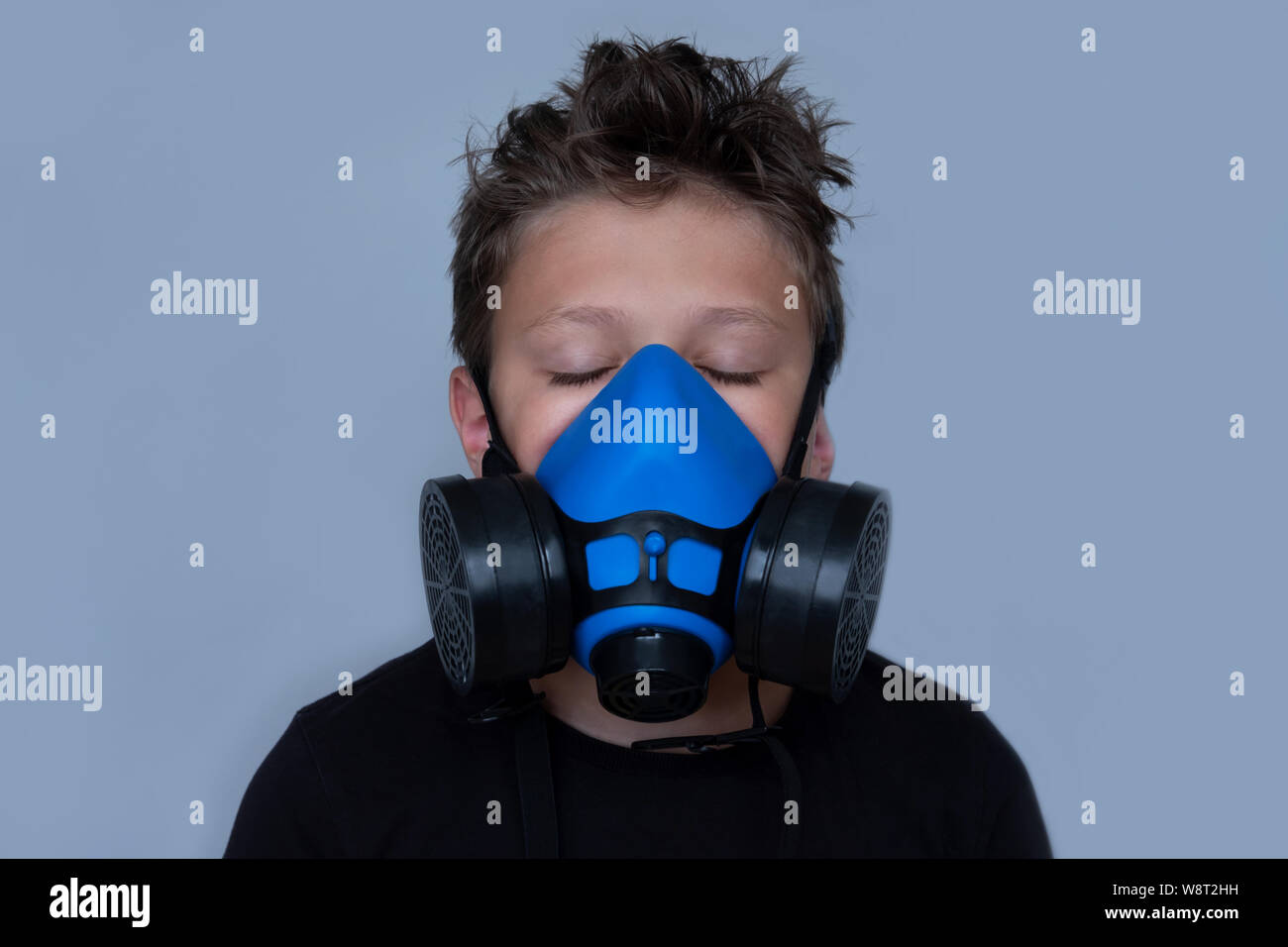 Beratung Überleben Infizieren boy with gas mask Ungerechtigkeit