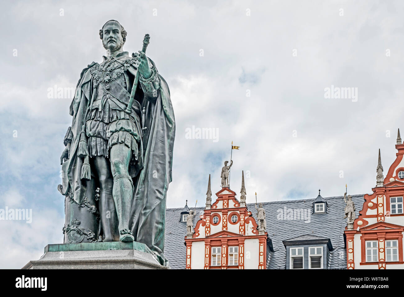 Coburg (Franken, Deutschland): Marktplatz mit Denkmal für Prinz Albert, Stadthaus im Hintergrund; Marketplace in Coburg with Prince Albert Memorial in Stock Photo