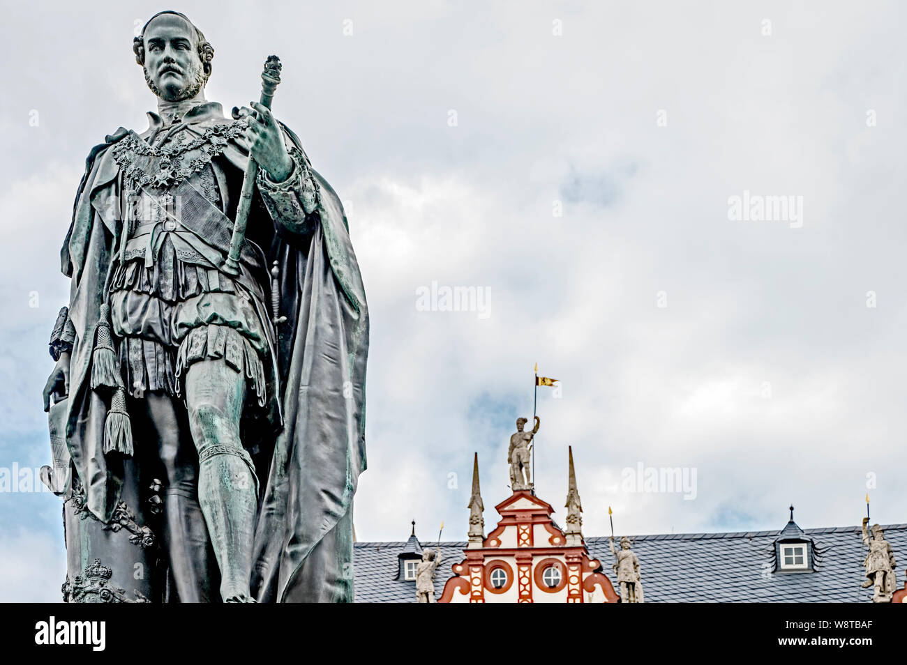 Coburg (Franken, Deutschland): Marktplatz mit Denkmal für Prinz Albert, Stadthaus im Hintergrund; Marketplace in Coburg with Prince Albert Memorial in Stock Photo