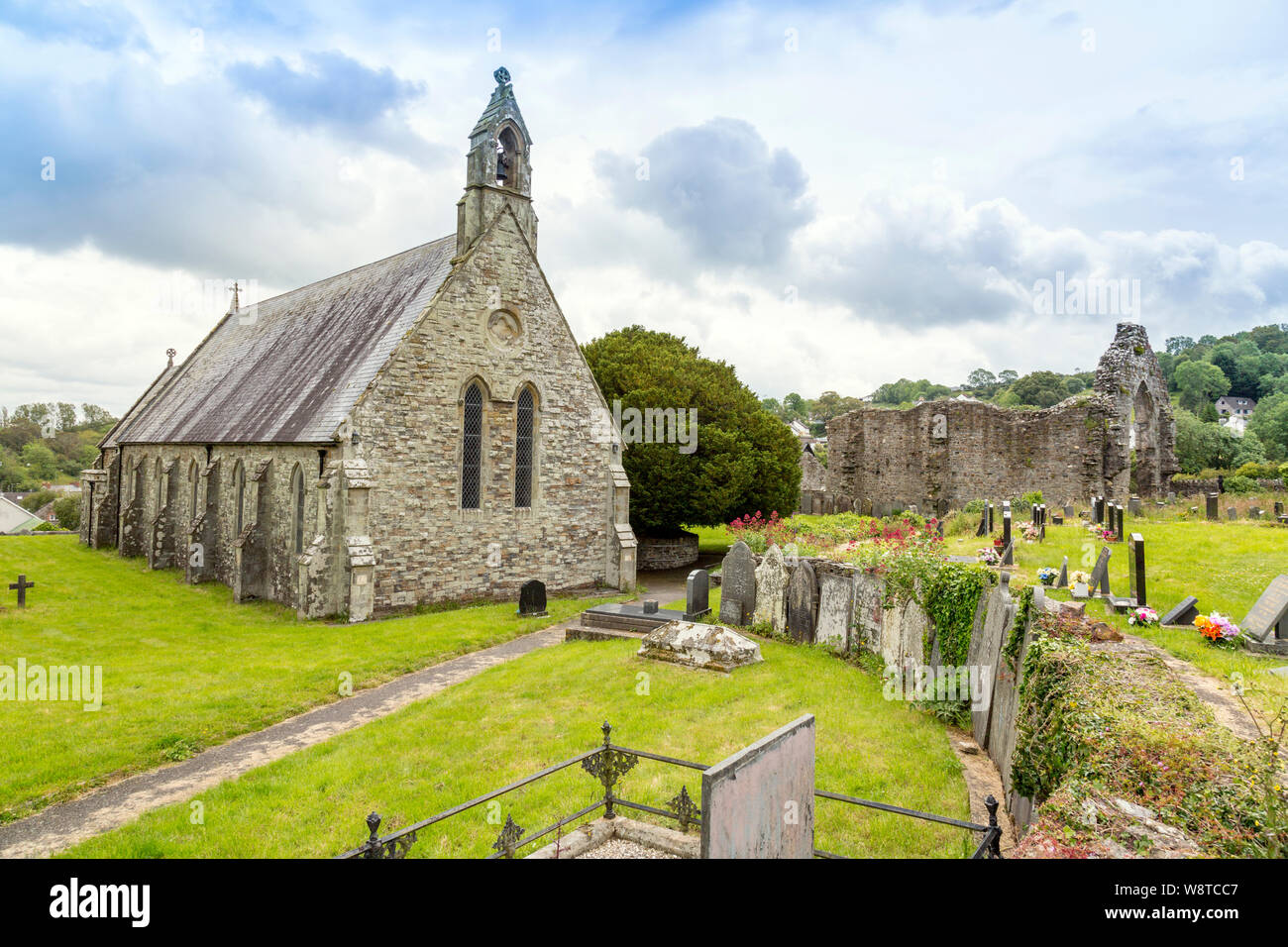 St Thomas the Apostle church is located amongst the ruins of the 12th century St Dogmaels Abbey, near Cardigan, Pembrokeshire, Wales, UK Stock Photo