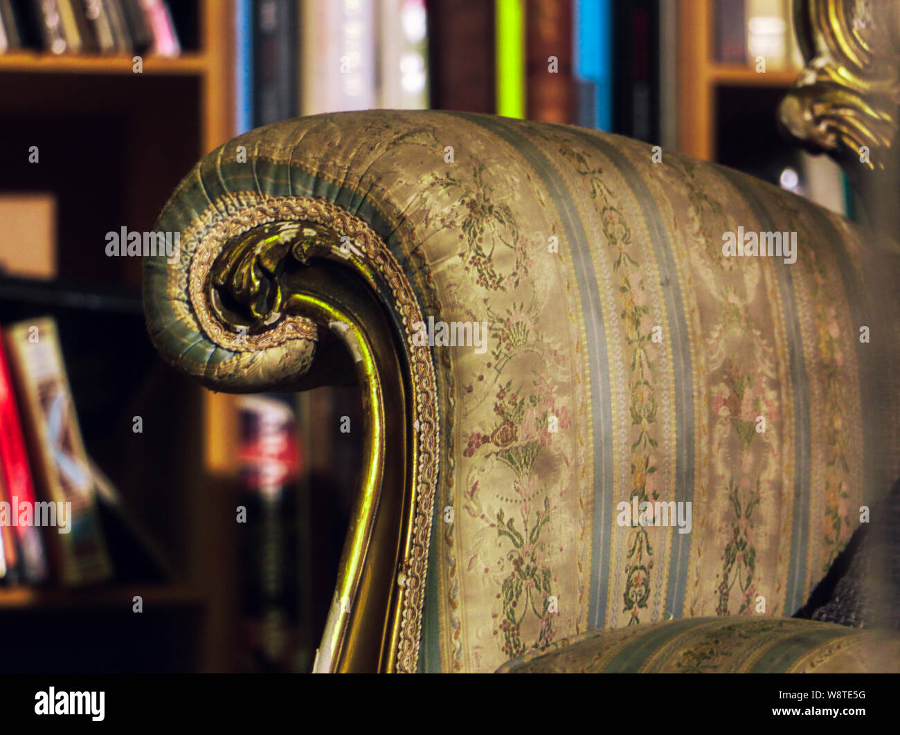 stylish vintage sofa and books victorian Stock Photo Alamy