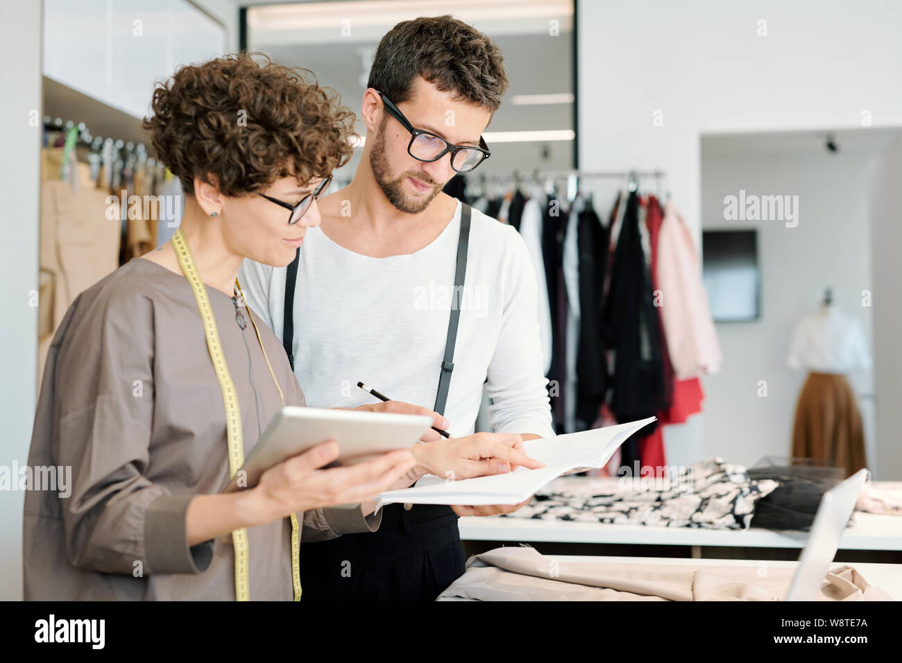 Hoss одежда. Designer look. Vacancy looking for a designer. Looking for a designer. Футболка гранж стритстайл.