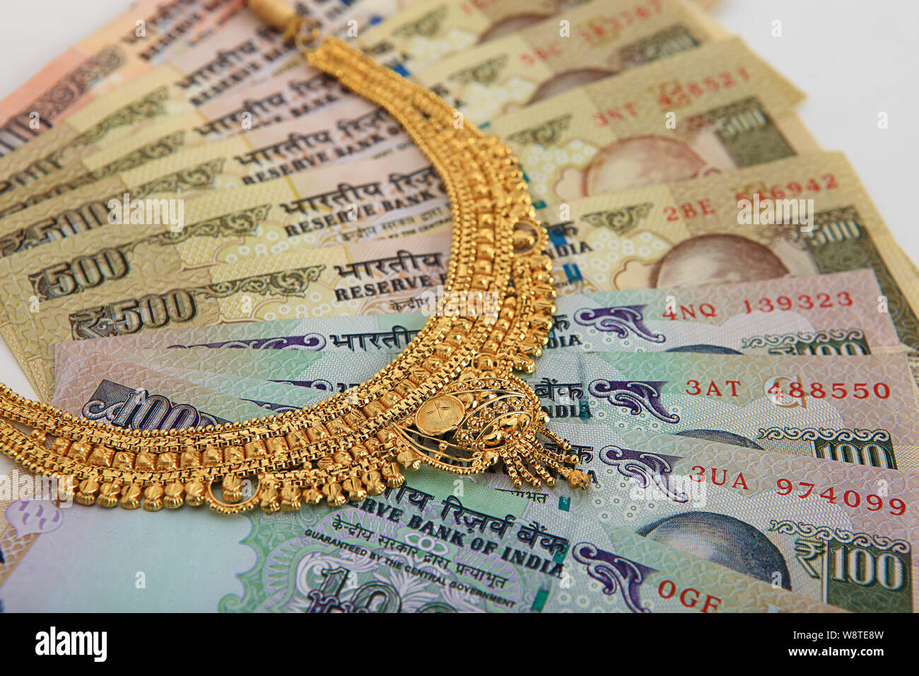 100 rupee note necklace hi res stock photography and images Alamy