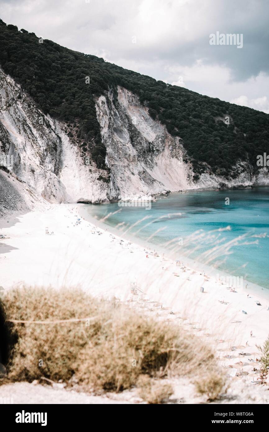 Cliff beside lake hi-res stock photography and images - Alamy