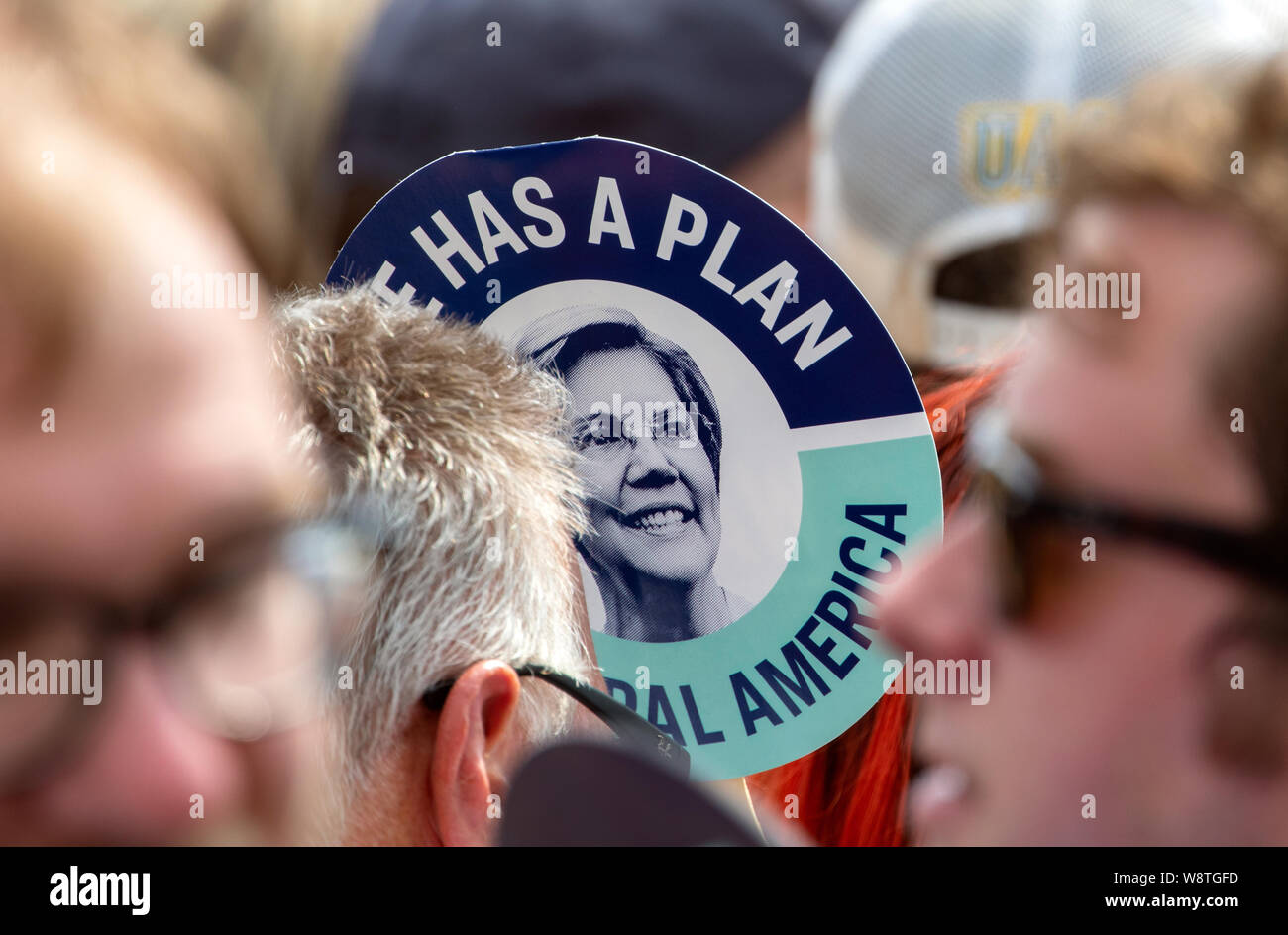 Des Moines, Iowa / USA - August 10, 2019: A supporter of United States Senator and Democratic presidential candidate Elizabeth Warren holds up a sign Stock Photo