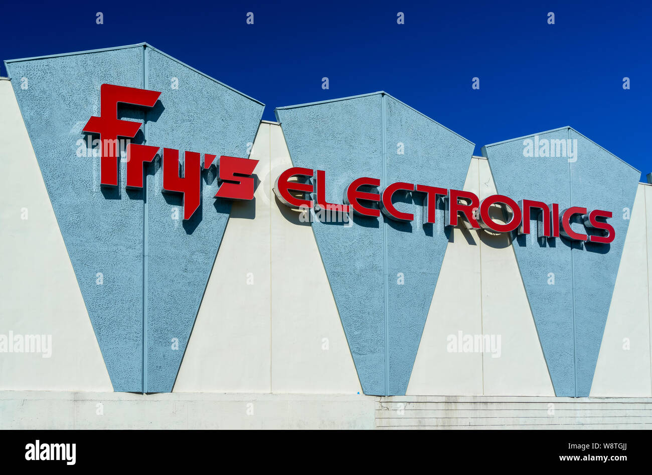 BURBANK, CA/USA - SEPTEMBER 19, 2015: Fry's Electronics store exterior. Fry's is a big-box store retailer of software, consumer electronics, household Stock Photo
