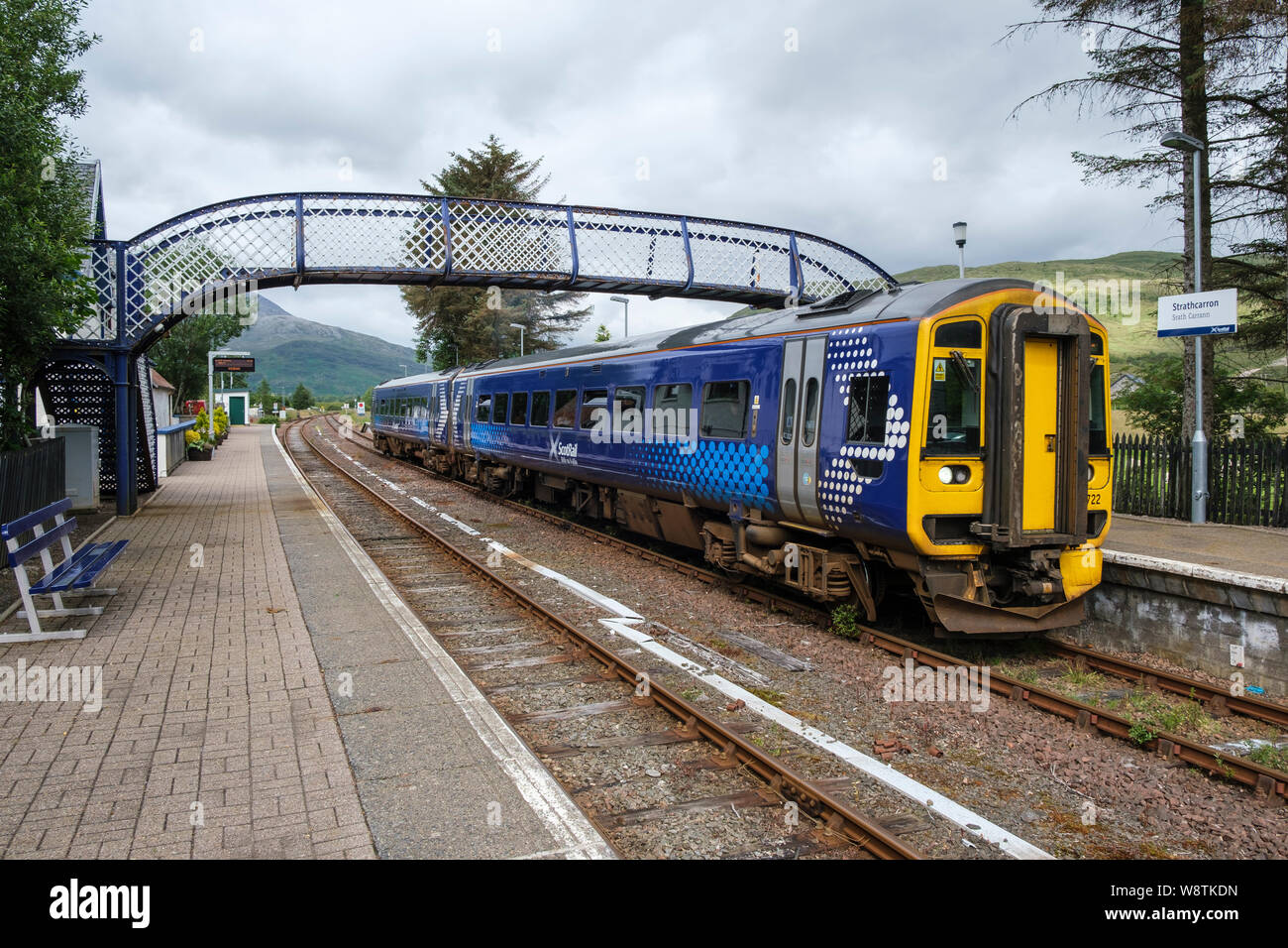 Train for Kyle of Lochalsh at Strathcarron Station, Wester Ross, NW Highlands of Scotland Stock Photo