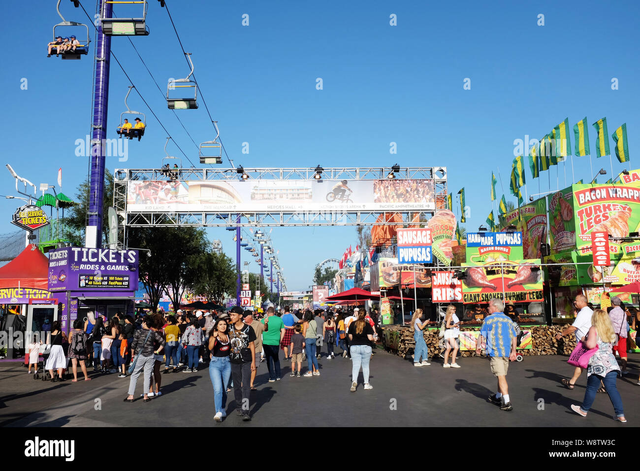 Aerial lift hires stock photography and images Alamy