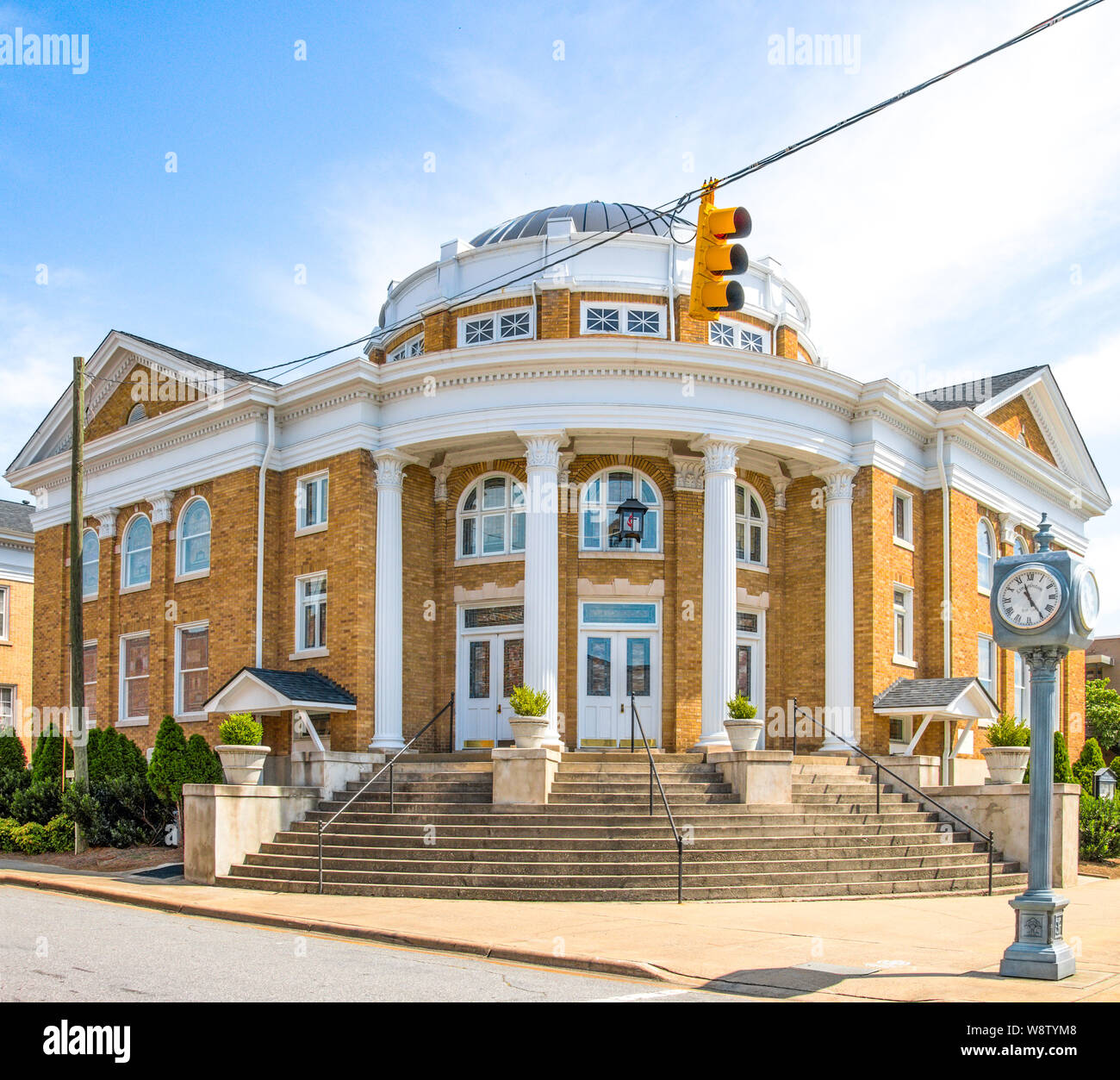 LINCOLNTON, NC, USA-9 AUGUST 2019: The stately First Methodist Church with rotunda, built in 1920, in downtown Lincolnton. Stock Photo