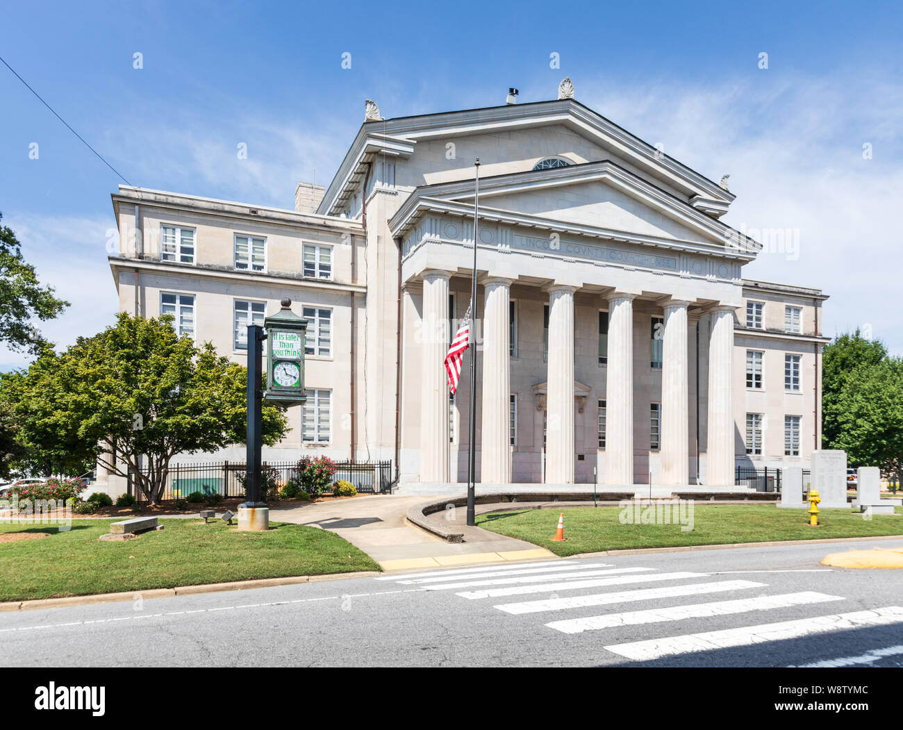 LINCOLNTON, NC, USA-9 AUGUST 2019: The Lincoln county courthouse in downtown Lincolnton, with the American flag flying at half-mast. Stock Photo