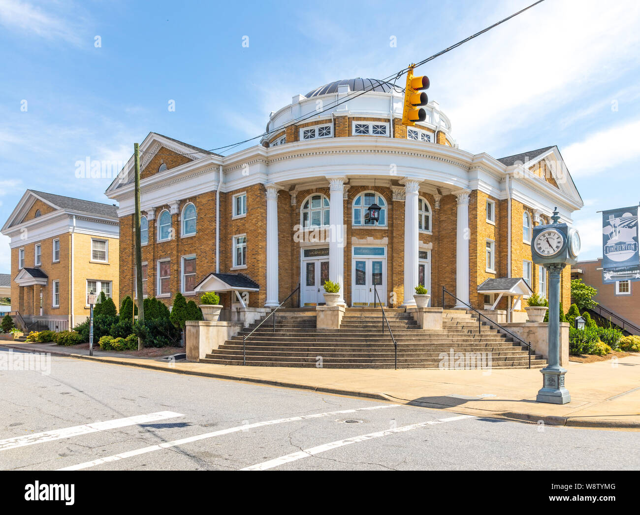 LINCOLNTON, NC, USA-9 AUGUST 2019: The stately First Methodist Church with rotunda, built in 1920, in downtown Lincolnton. Stock Photo
