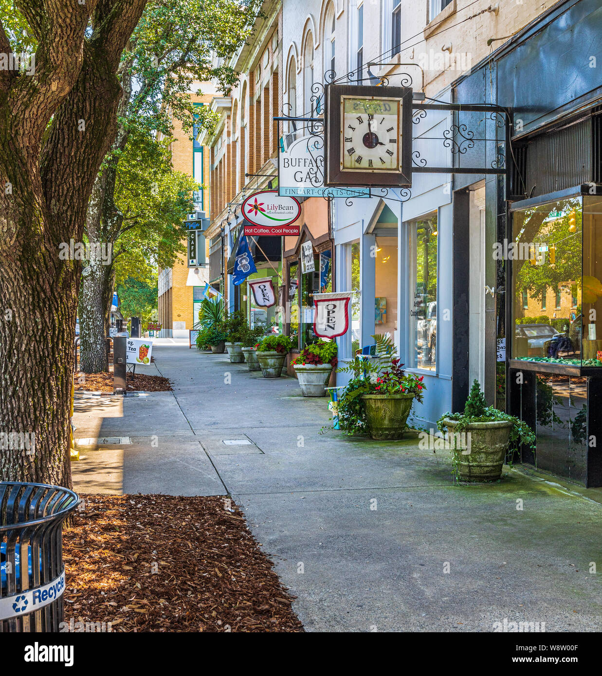Shelby Nc Usa 9 August 19 A Colorful Street In Downtown Shelby Across From The Old Courthouse Earl Scruggs Center Stock Photo Alamy Shelby Nc Usa 9 August 19 A Colorful Street In Downtown Shelby Across From The Old Courthouse Earl Scruggs Center Stock Photo Alamy
