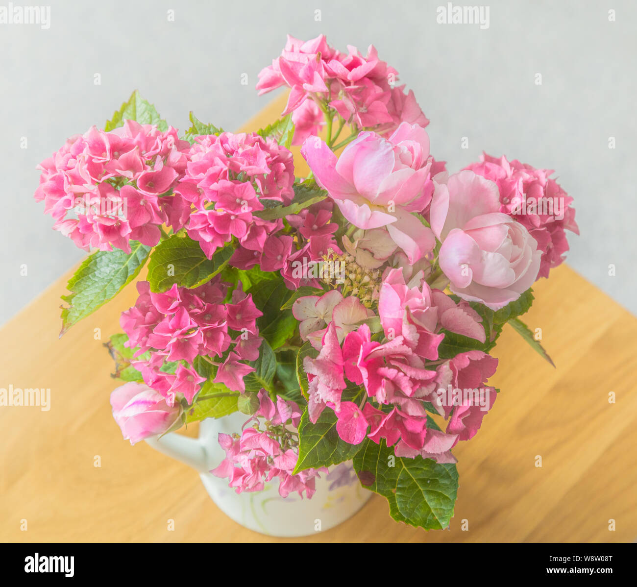 Hydrangeas in a vase pink hi-res stock photography and images - Alamy