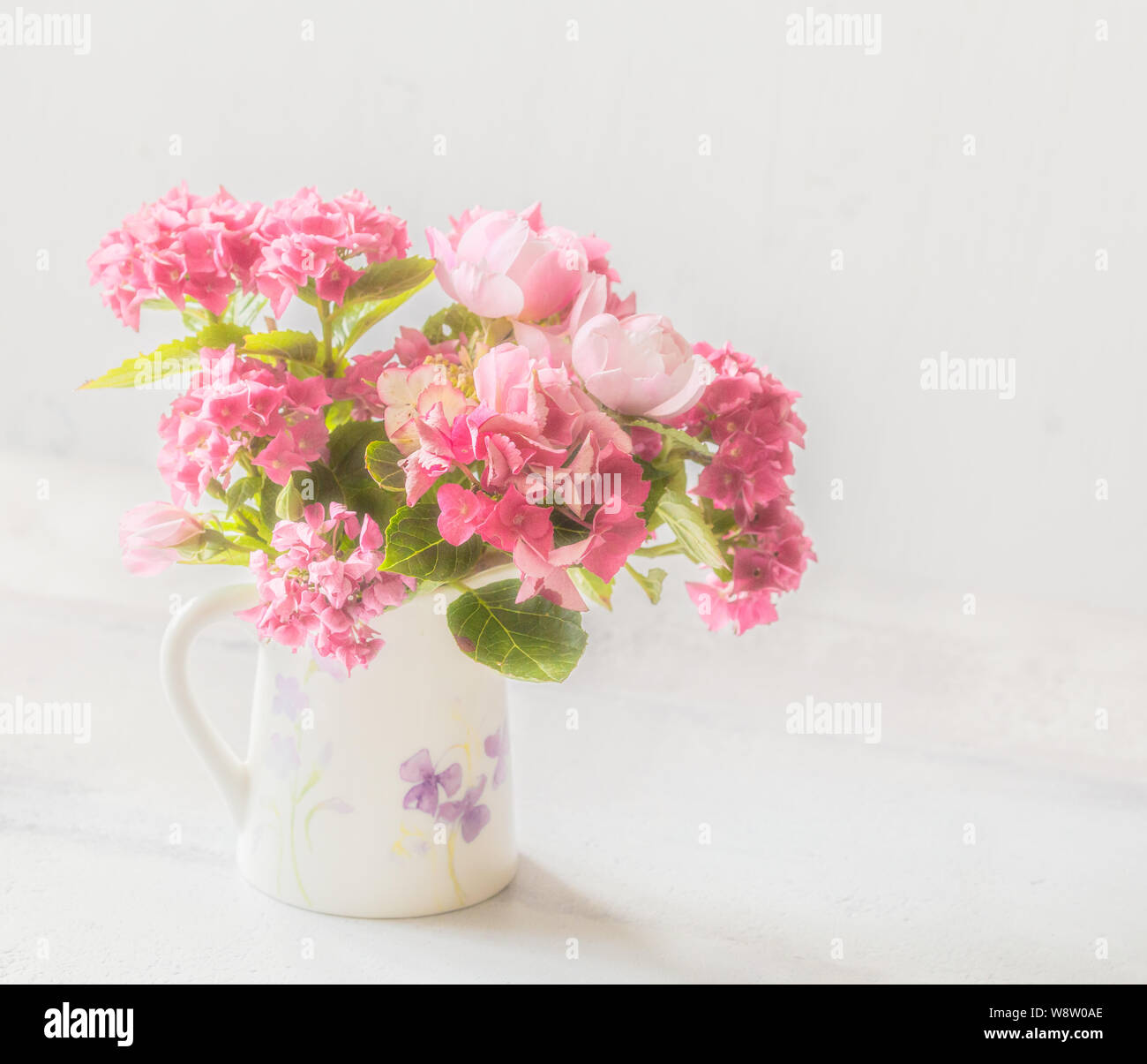 White hydrangeas in a vase hi-res stock photography and images - Alamy