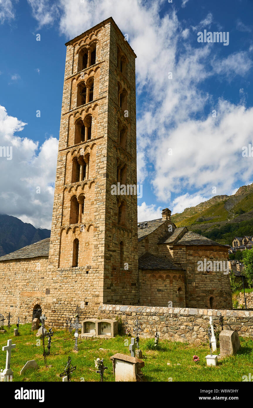 Sant Climent de Taüll tower and church, a Catalan Romanesque Churches of the Vall de Boí (Bohí valley, Alta Ribagorza, Lleida,Pyrenees,Cataluña,Spain) Stock Photo