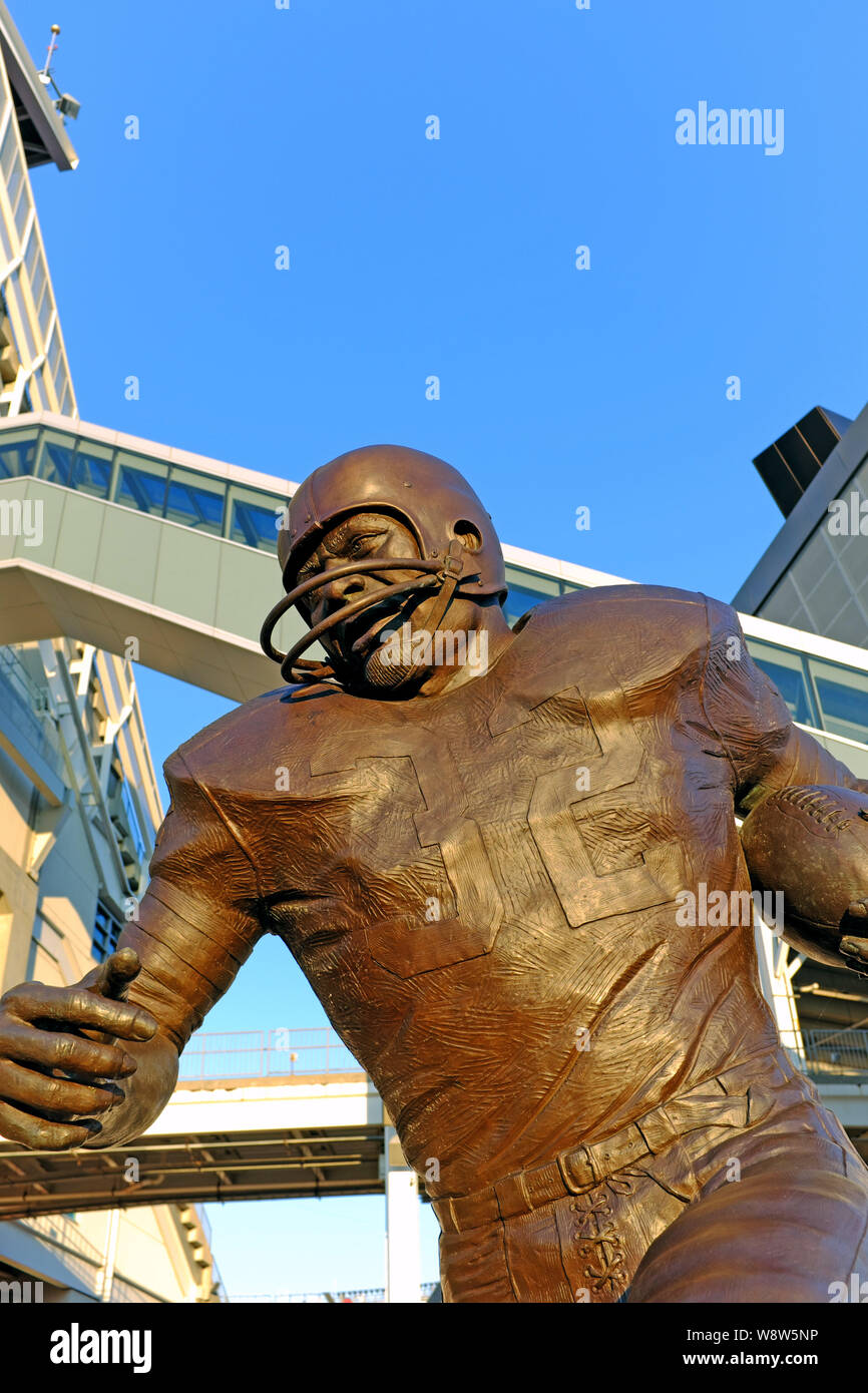 A bronze statue of NFL player Jim Brown has graced the plaza outside FirstEnergy Stadium since its unveiling in 2016 in Cleveland, Ohio, USA. Stock Photo
