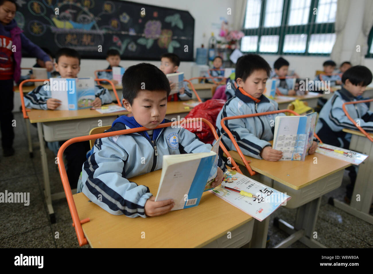В школе китайский изучает 60 учащихся. Начальная школа в Китае. Школьники в Китае. Начальное образование в Китае. Китайские школьники за партой.