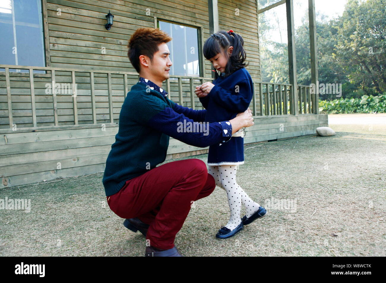 This handout still of the movie, Dad, Where Are We Going? , shows former  Chinese Olympic diving champion Tian Liang and his daughter Cindy Tian  Yuchen Stock Photo - Alamy