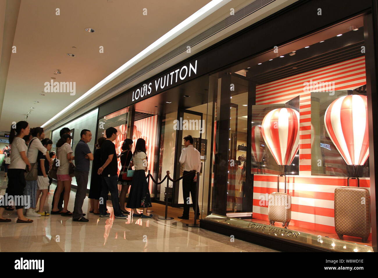FILE--Shoppers queue up to enter the fashion store of Louis Vuitton (LV) at  Wuhan International Plaza in Wuhan city, central Chinas Hubei province  Stock Photo - Alamy